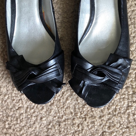 Woman’s Kenneth Cole Heals 11 - Picture 7 of 7